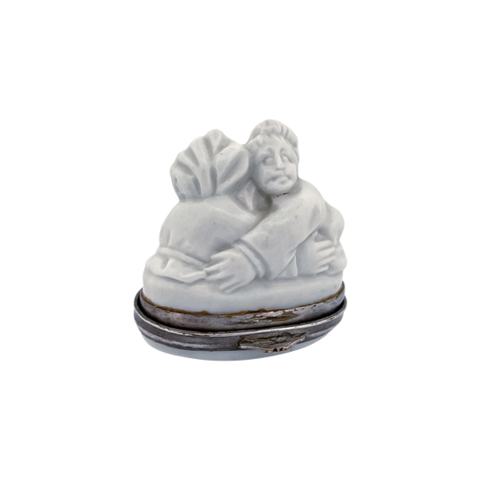 Italian porcelain snuff box, att. Doccia, embracing couple, c. 1780