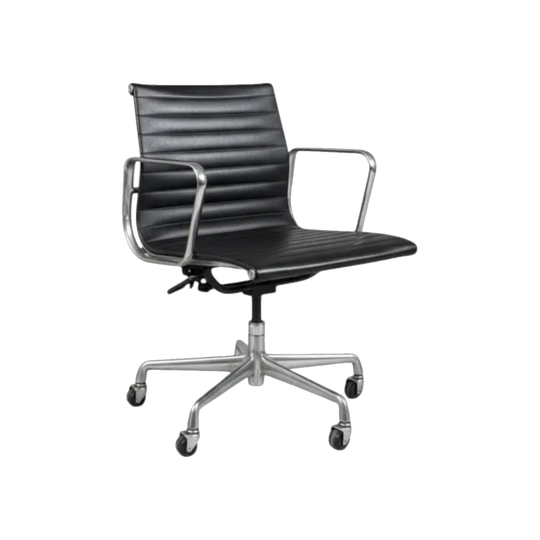 Herman Miller Eames Aluminium Group EA335 Management Chair by Charles & Ray Eames – Black Upholstery, Polished Aluminium, Original Silver Industrial Castors