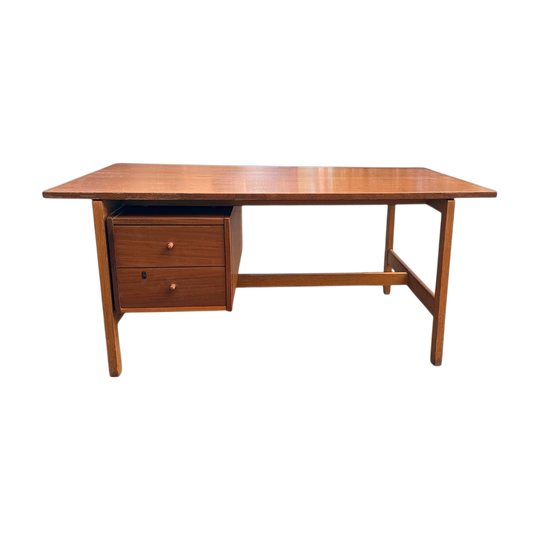 The GE 125 Executive desk, by Hans Wegner for Getama, Gedsted, Denmark