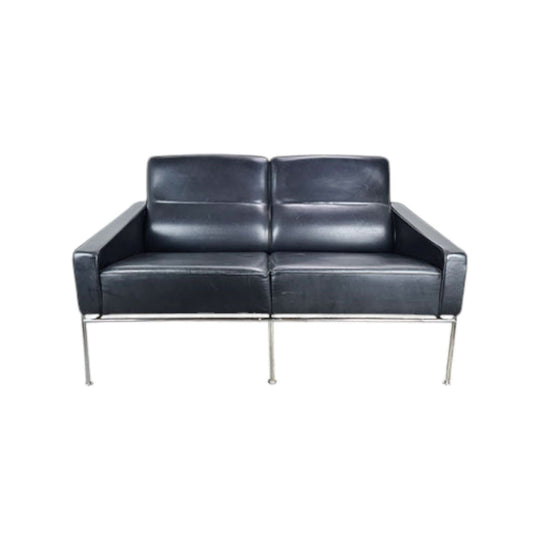 Arne Jacobsen Sofa Model 3302