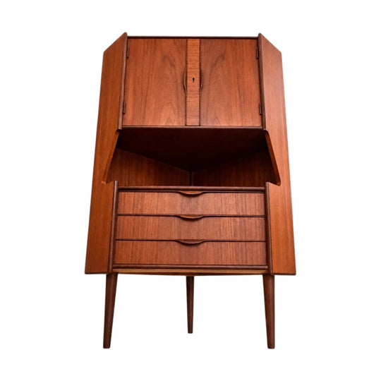 Excellent Condition Vintage Omann Jun Teak Corner Cabinet by Gunni Omann c. 1960s