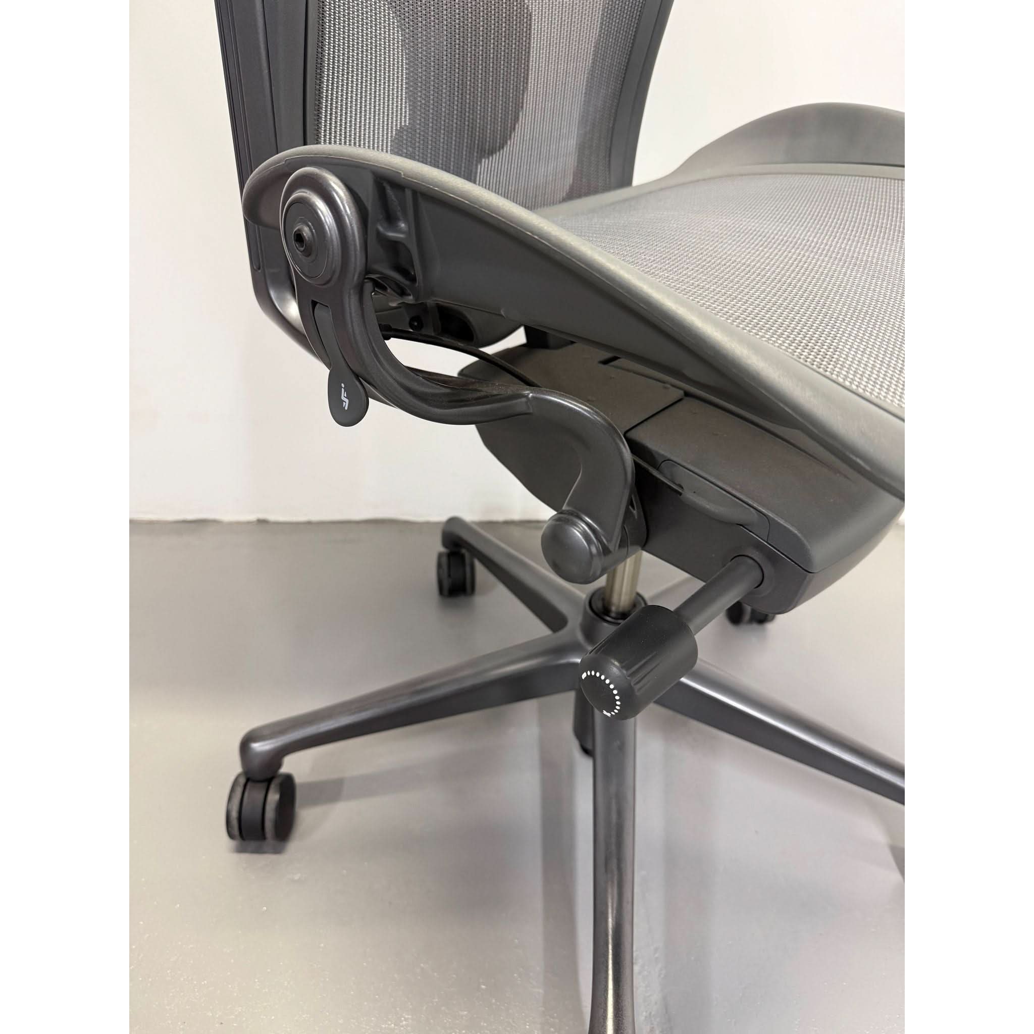 Herman Miller Aeron Remastered Office Chair – Size B (Carbon, No Arms) | Bazaa | Designer, Vintage and Antique Furniture