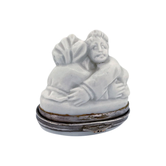 Italian porcelain snuff box, att. Doccia, embracing couple, c. 1780