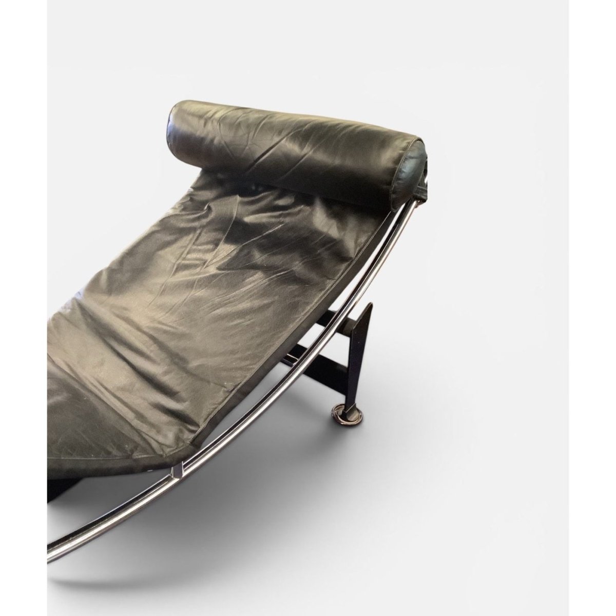 Le Corbusier LC4 Chaise Lounge by Cassina - Black Leather | Bazaa | Designer, Vintage and Antique Furniture