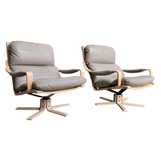Pair of Tessa Ferrara Swivel Armchairs by Fred Lowen in Light Grey Leather with Beech Frames